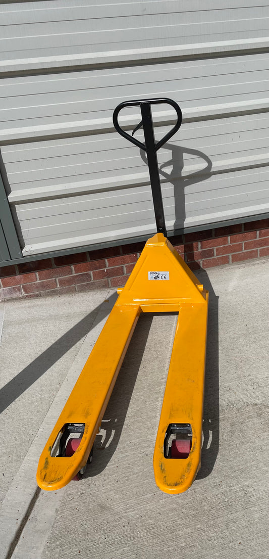 Louez-en un ! Transpalette d'une capacité de levage de 2 000 kg. Roues en PU silencieuses, idéales pour les palettes Euro et les travaux généraux de transport de palettes.