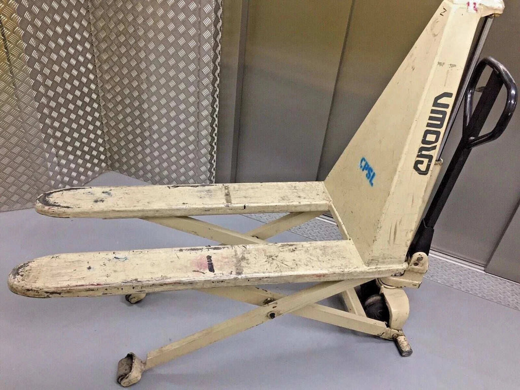 Crown pallet truck with 2300kg capacity and high lift scissor pump for pallets