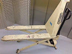 Crown pallet truck with 2300kg capacity and high lift scissor pump for pallets