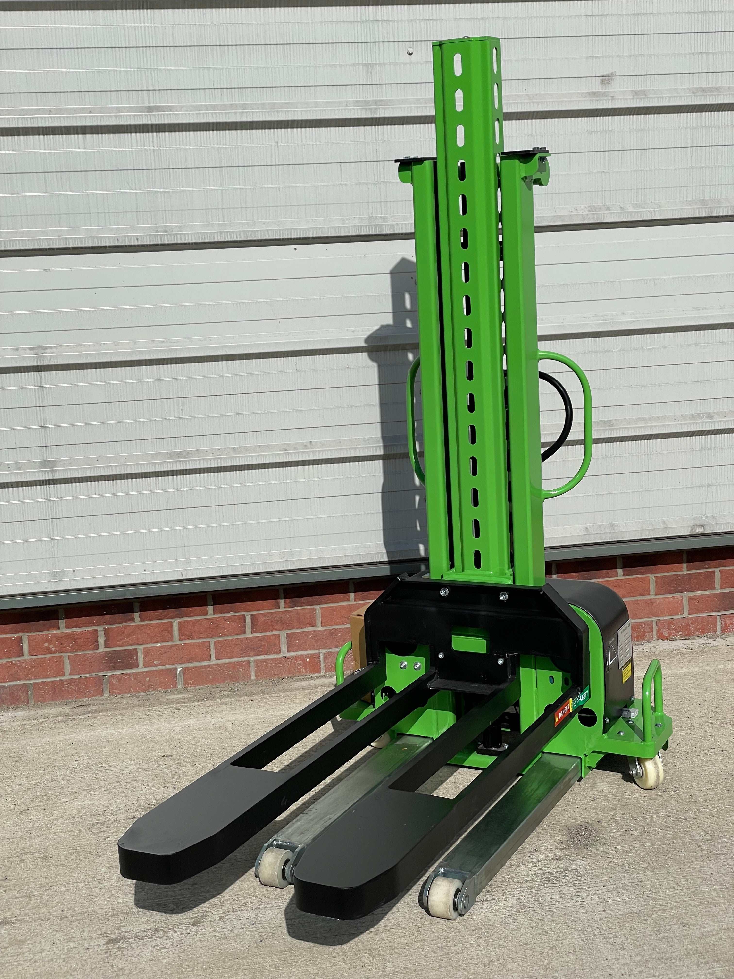HULK 750 semi-electric portable forklift with 750kg capacity and 1.5m lift for warehouse use