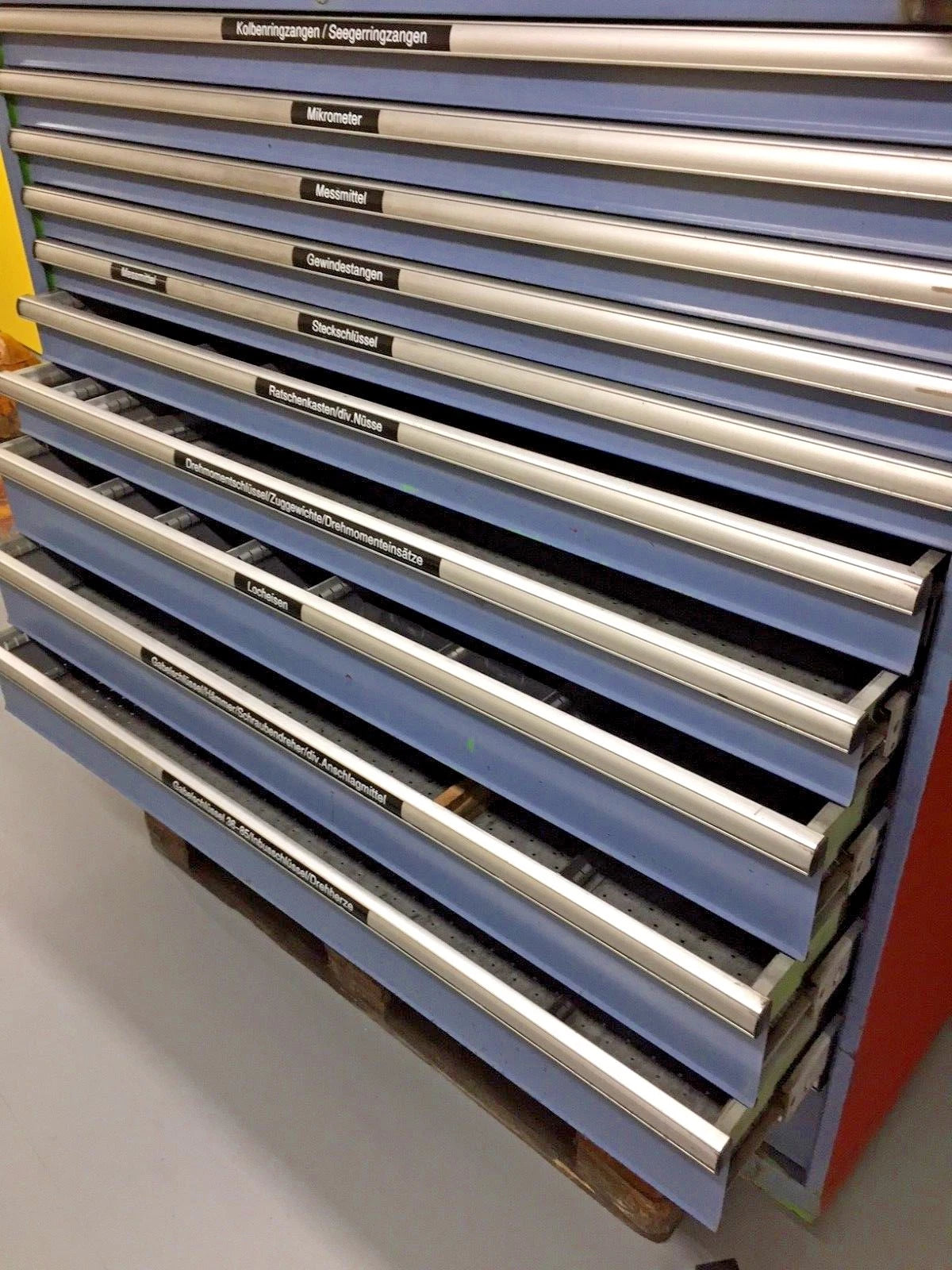 Lista Style 11-Drawer Roller-Bearing Tool Cabinet